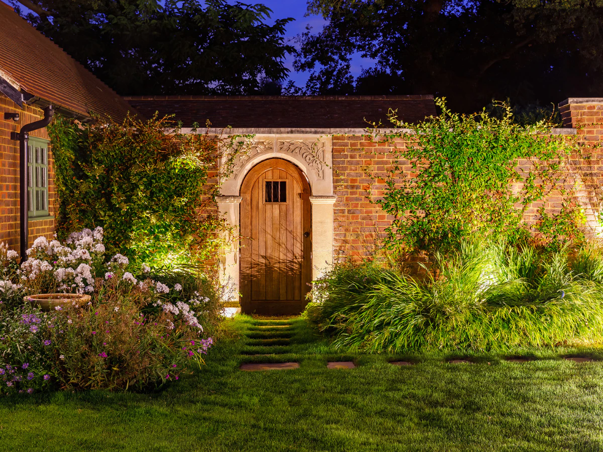 Highlighting Architectural Features: Lighting Focal Points - Highlighting Architectural Features
